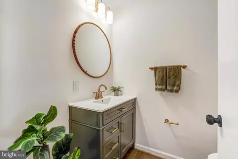 Bath - 6107 Lundy Pl, Burke, VA 22015 photo 1 of 9