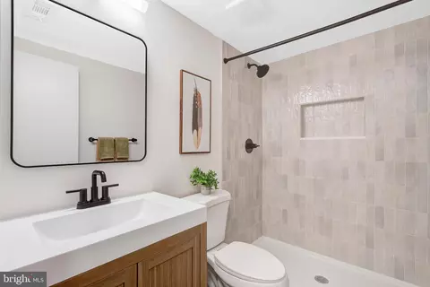 Bath - 6107 Lundy Pl, Burke, VA 22015 photo 8 of 9