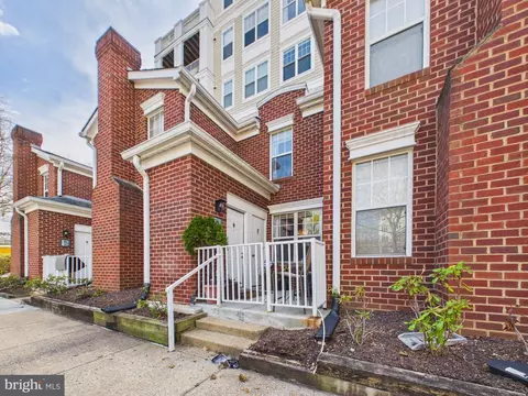 1645 International Dr #TH-18, Mclean, VA 22102