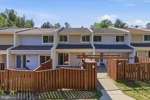 2438 Southgate Sq, Reston, VA 20191