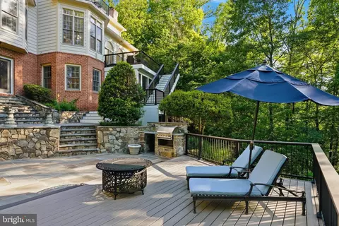 Exterior - 891 Chinquapin Rd, Mclean, VA 22102 photo 8 of 10
