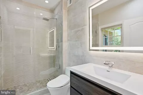 Bath - 891 Chinquapin Rd, Mclean, VA 22102 photo 9 of 10