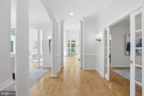 Entry Way - 891 Chinquapin Rd, Mclean, VA 22102 photo 2 of 9