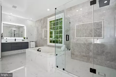 Bath - 891 Chinquapin Rd, Mclean, VA 22102 photo 7 of 10