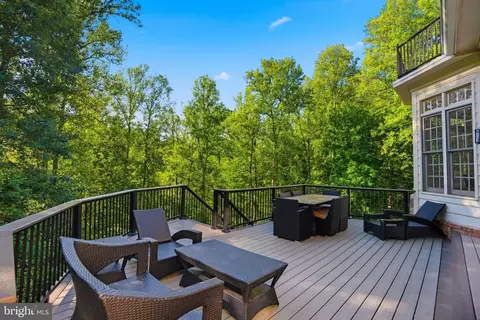 Exterior - 891 Chinquapin Rd, Mclean, VA 22102 photo 4 of 10