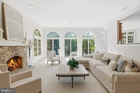 Living - 891 Chinquapin Rd, Mclean, VA 22102 photo 5 of 7