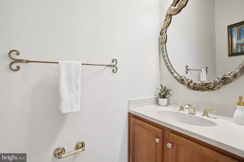 Bath - 891 Chinquapin Rd, Mclean, VA 22102 photo 2 of 10