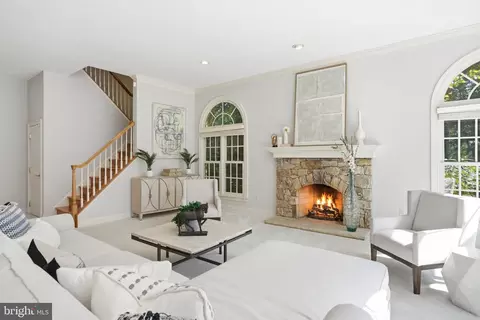 Living - 891 Chinquapin Rd, Mclean, VA 22102 photo 2 of 7