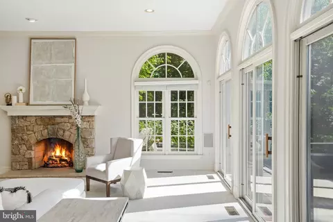 Living - 891 Chinquapin Rd, Mclean, VA 22102 photo 1 of 7