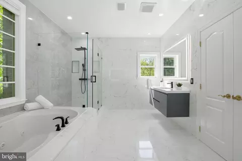 Bath - 891 Chinquapin Rd, Mclean, VA 22102 photo 6 of 10