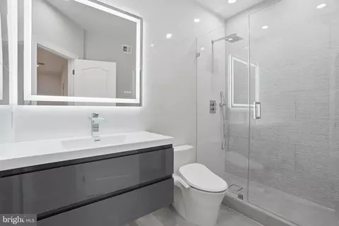 Bath - 891 Chinquapin Rd, Mclean, VA 22102 photo 4 of 10