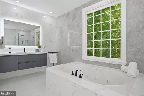 Bath - 891 Chinquapin Rd, Mclean, VA 22102 photo 8 of 10