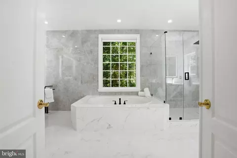 Bath - 891 Chinquapin Rd, Mclean, VA 22102 photo 5 of 10