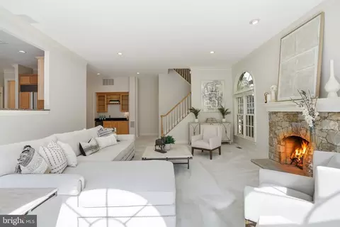 Living - 891 Chinquapin Rd, Mclean, VA 22102 photo 3 of 7