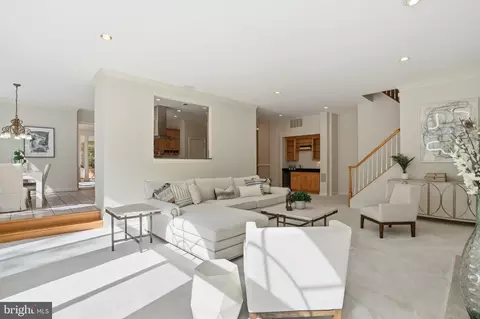 Living - 891 Chinquapin Rd, Mclean, VA 22102 photo 4 of 7