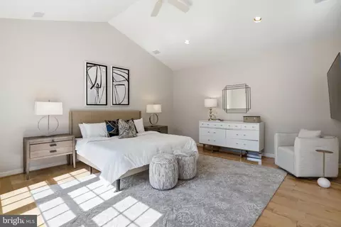 Bedroom - 891 Chinquapin Rd, Mclean, VA 22102 photo 3 of 6