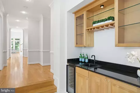 Entry Way - 891 Chinquapin Rd, Mclean, VA 22102 photo 4 of 9
