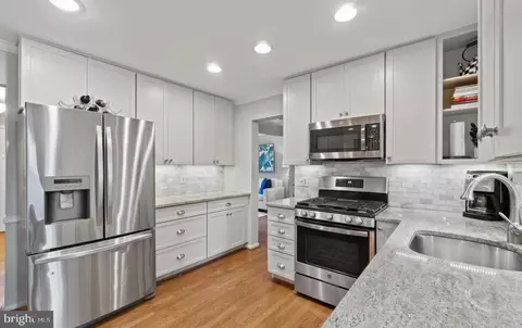 Kitchen - 9751 Ironmaster Dr, Burke, VA 22015 photo 4 of 6