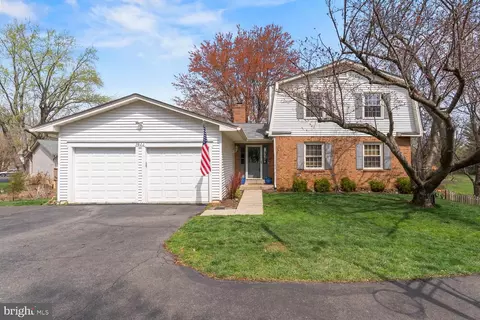 9822 Wolcott Dr, Burke, VA 22015