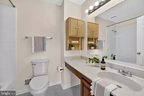 Bath - 2982 Emerald Chase Dr, Herndon, VA 20171 photo 3 of 4