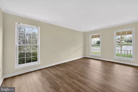 Living - 2982 Emerald Chase Dr, Herndon, VA 20171 photo 2 of 11