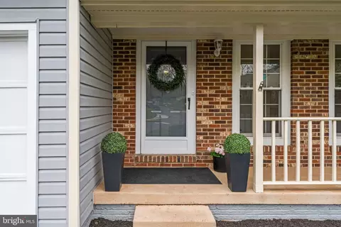 Exterior - 2982 Emerald Chase Dr, Herndon, VA 20171 photo 4 of 16