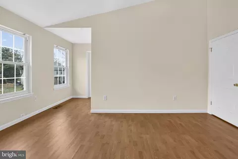 Living - 2982 Emerald Chase Dr, Herndon, VA 20171 photo 9 of 11