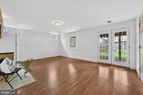 Living - 2982 Emerald Chase Dr, Herndon, VA 20171 photo 10 of 11