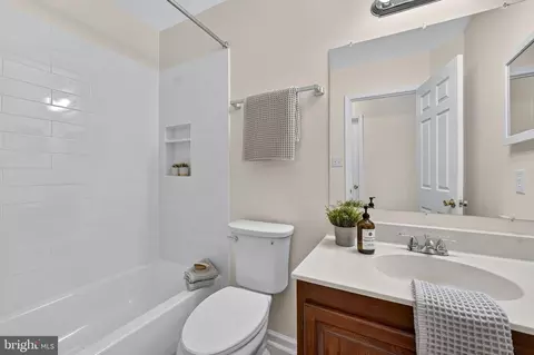Bath - 2982 Emerald Chase Dr, Herndon, VA 20171 photo 2 of 4