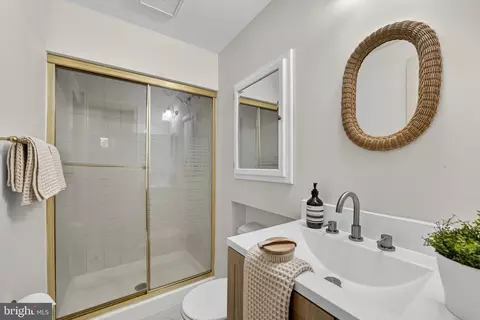 Bath - 2982 Emerald Chase Dr, Herndon, VA 20171 photo 4 of 4
