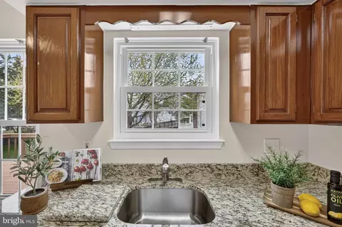 Kitchen - 2982 Emerald Chase Dr, Herndon, VA 20171 photo 4 of 5