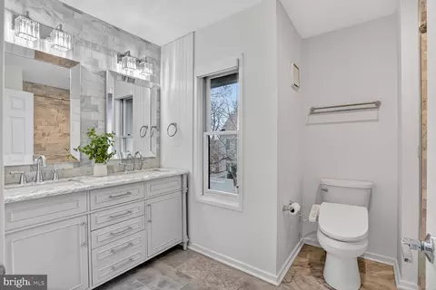 Bath - 2028 Beacon Pl, Reston, VA 20191 photo 4 of 7