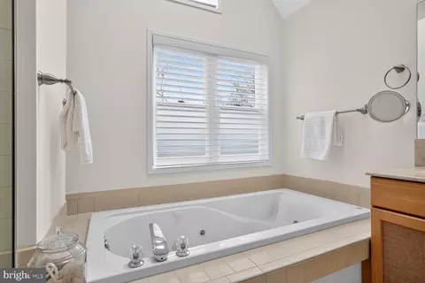 Bath - 2028 Beacon Pl, Reston, VA 20191 photo 3 of 7