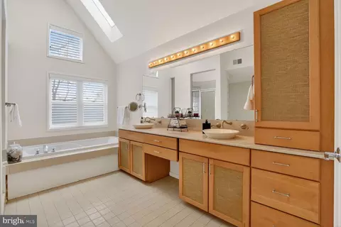 Bath - 2028 Beacon Pl, Reston, VA 20191 photo 1 of 7
