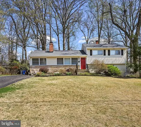 909 Plum St SW, Vienna, VA 22180