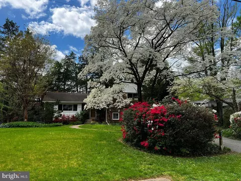 6523 Kerns Rd, Falls Church, VA 22044