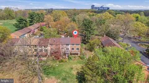 View/Area - 2174 Golf Course Dr, Reston, VA 20191 photo 2 of 3