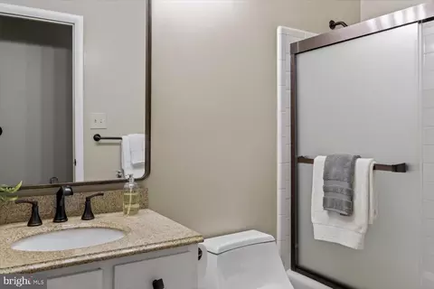 Bath - 2105 Lirio Ct, Reston, VA 20191 photo 3 of 4