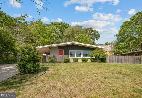 2908 Farmington Dr, Alexandria, VA 22303