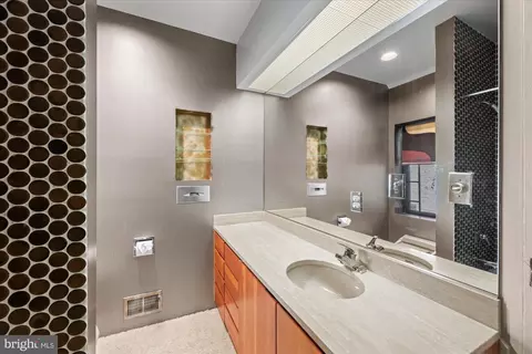 Bath - 7575 Potomac Fall Rd, Mclean, VA 22102 photo 2 of 5