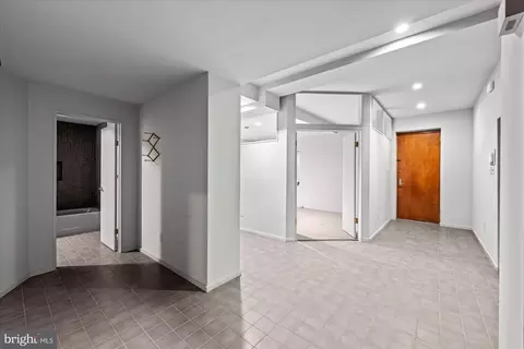 Entry Way - 7575 Potomac Falls Rd, Mclean, VA 22102 photo 22 of 23