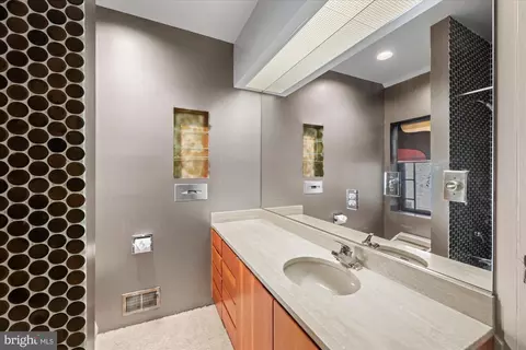 Bath - 7575 Potomac Falls Rd, Mclean, VA 22102 photo 3 of 10