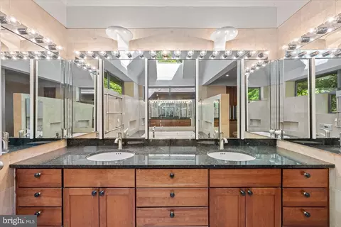 Bath - 7575 Potomac Falls Rd, Mclean, VA 22102 photo 5 of 10