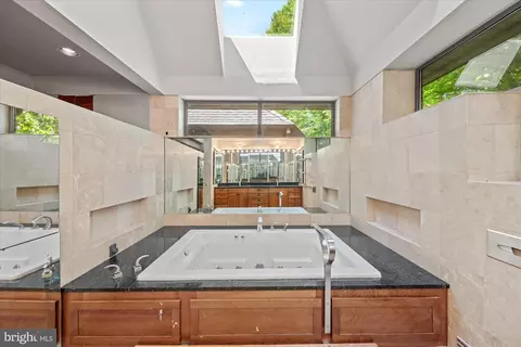 Bath - 7575 Potomac Fall Rd, Mclean, VA 22102 photo 4 of 5