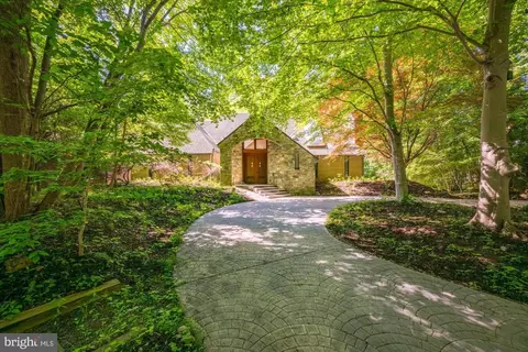 Exterior - 7575 Potomac Fall Rd, Mclean, VA 22102 photo 2 of 14