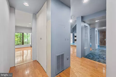 Entry Way - 7575 Potomac Falls Rd, Mclean, VA 22102 photo 16 of 23