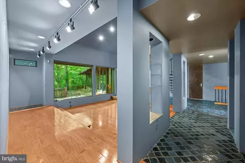 Entry Way - 7575 Potomac Falls Rd, Mclean, VA 22102 photo 9 of 23