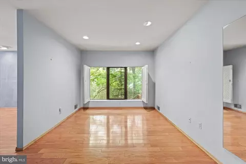 Living - 7575 Potomac Fall Rd, Mclean, VA 22102 photo 10 of 11