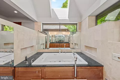 Bath - 7575 Potomac Falls Rd, Mclean, VA 22102 photo 6 of 10