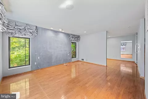 Living - 7575 Potomac Falls Rd, Mclean, VA 22102 photo 18 of 20